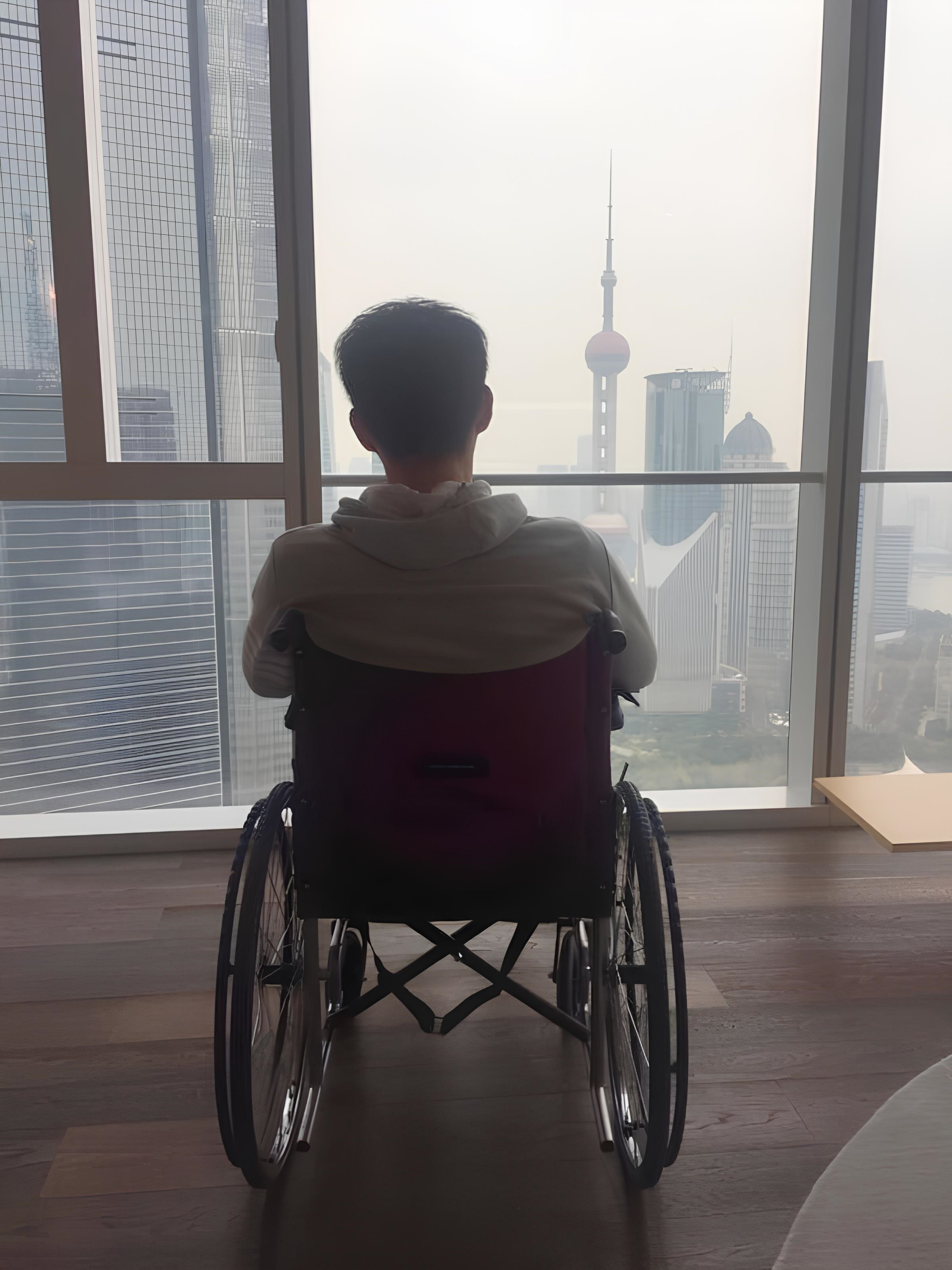 李程彬曾因車禍受傷坐輪椅代步。（圖／東旭九翔娛樂 提供）