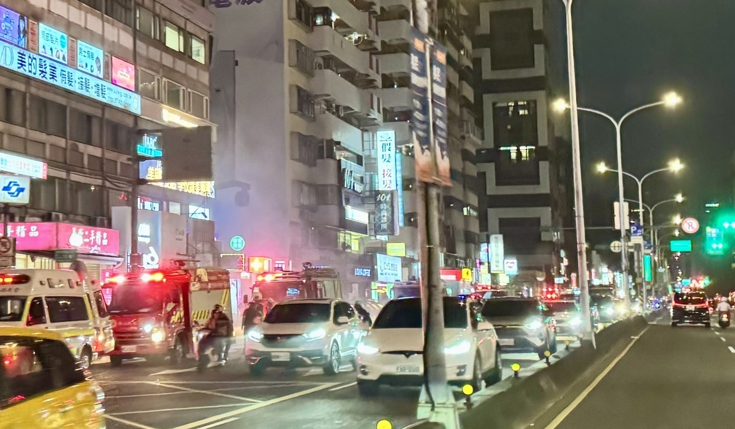 北市忠孝東路一棟大樓傍晚發生火警。（圖／翻攝畫面）