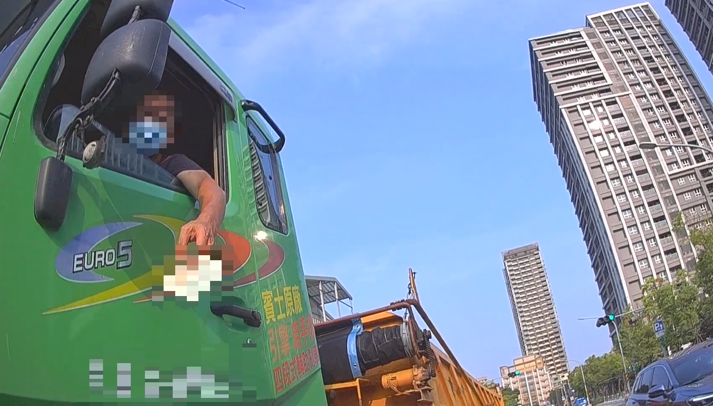 土城分局曾1天舉發11起大型車超載，單日違規金額破百萬。（圖／翻攝畫面）