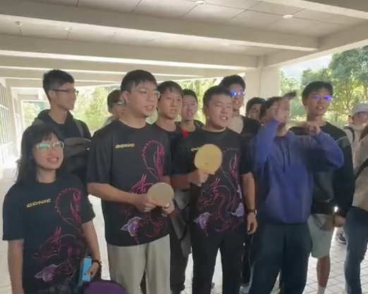 28日上午,政大桌球隊隊員在達賢圖書館門口迎接偶像馬龍。(圖/翻攝自微博)