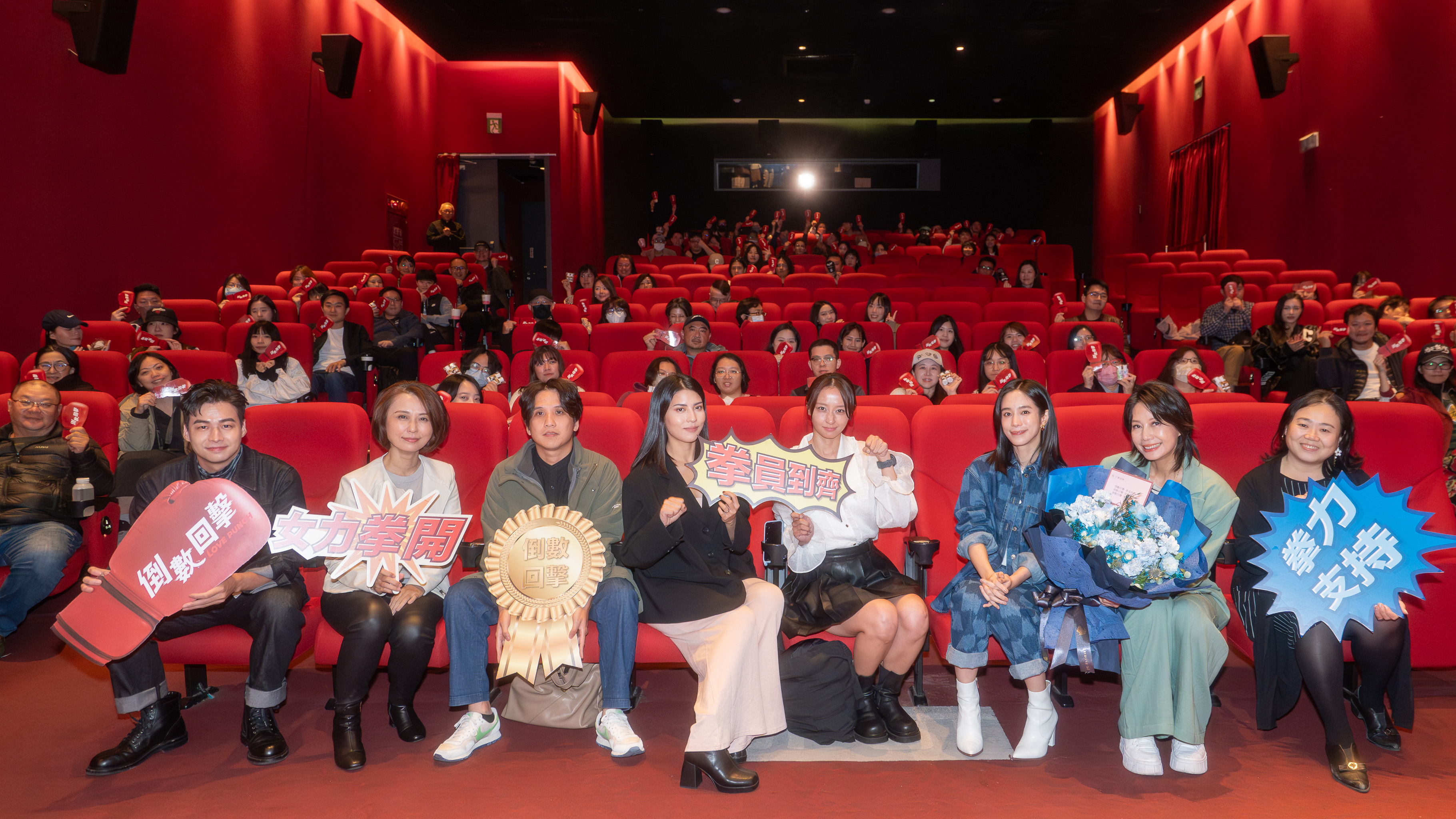 《倒數回擊》首映全員到齊（由左至右）林敬倫、黃婕菲、導演洪子烜、雷婕熙、文雨非、溫貞菱、丁寧、編劇林珮瑜。（圖／七十六號原子&nbsp;提供）