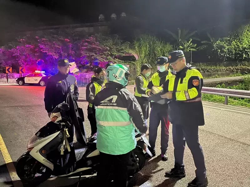 淡水警方擴大路檢盤查。（圖／翻攝畫面）