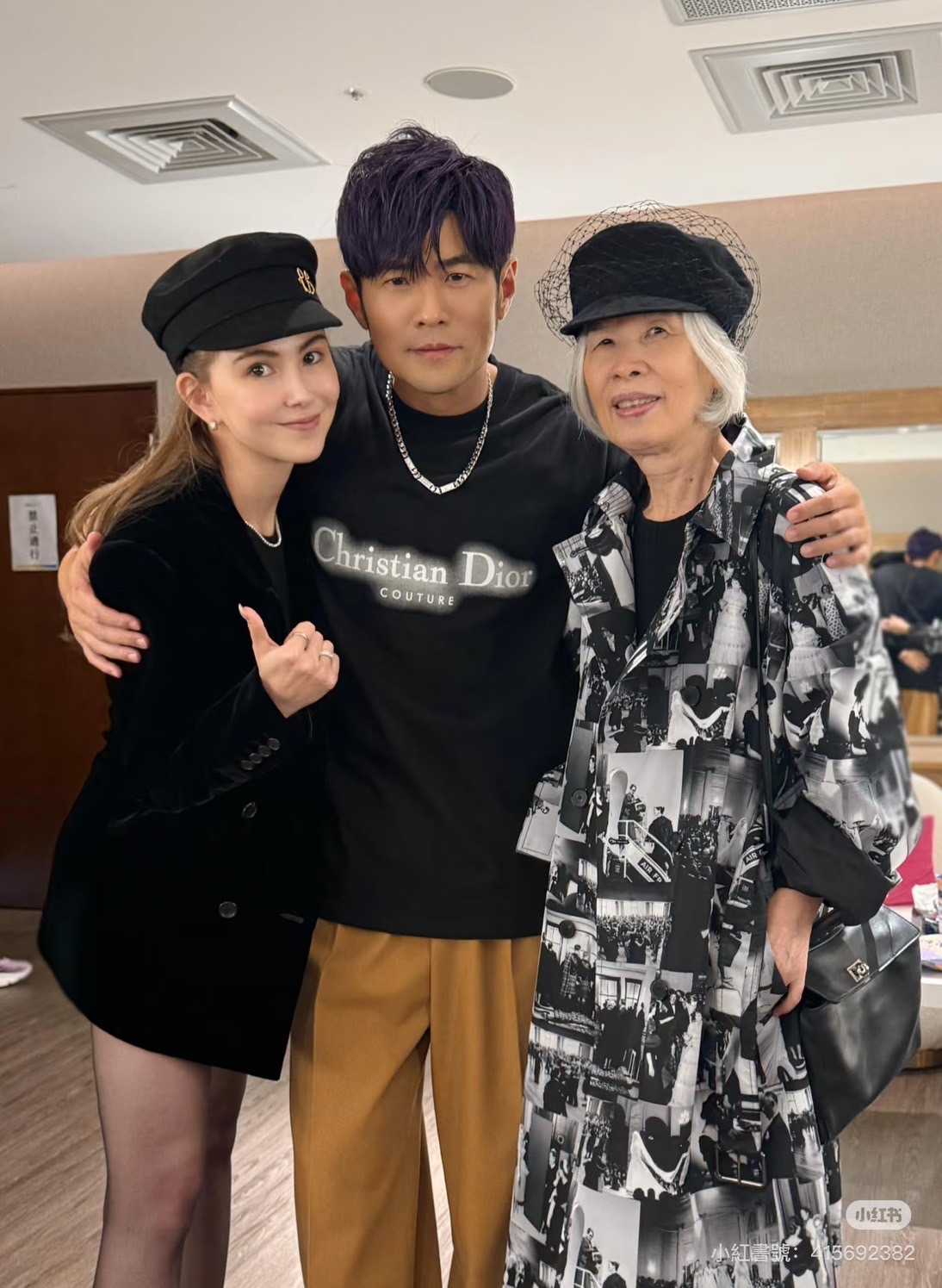 昆凌曬出周杰倫在後台夫妻倆與周媽媽媽葉惠美的合照。（圖／翻攝自昆凌小紅書）