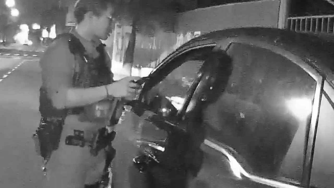 景凡攔檢時，李男車窗僅降下一個隙縫地證件，十分可疑。（圖／翻攝畫面）