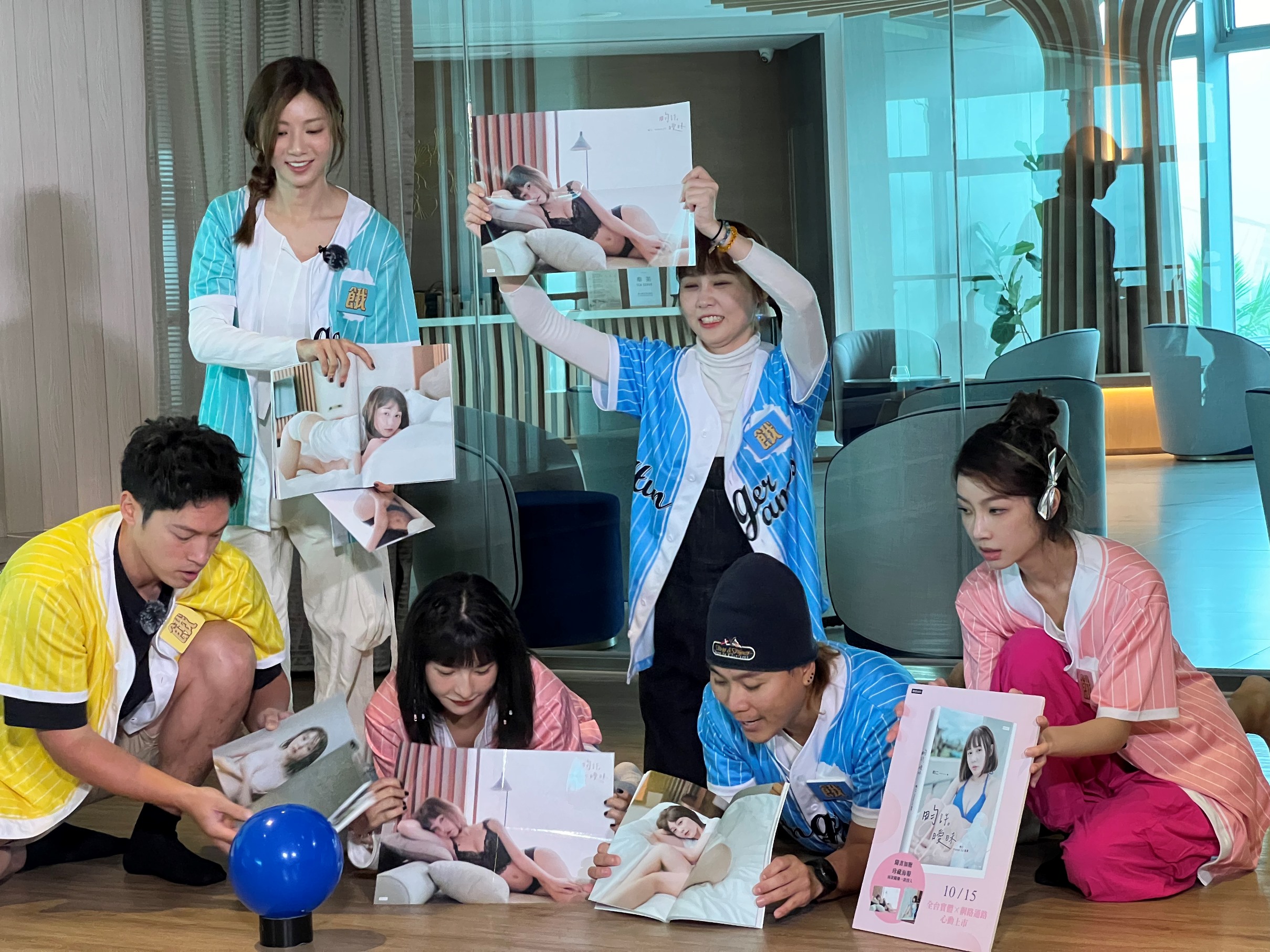 眾人翻畇二寫真書擾亂江宏傑。（圖／中視提供）