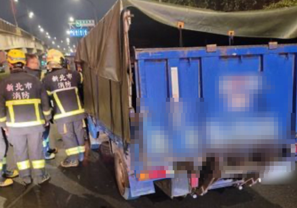 貨車駕駛受困消防人員協助脫困送醫。（圖／翻攝畫面）
