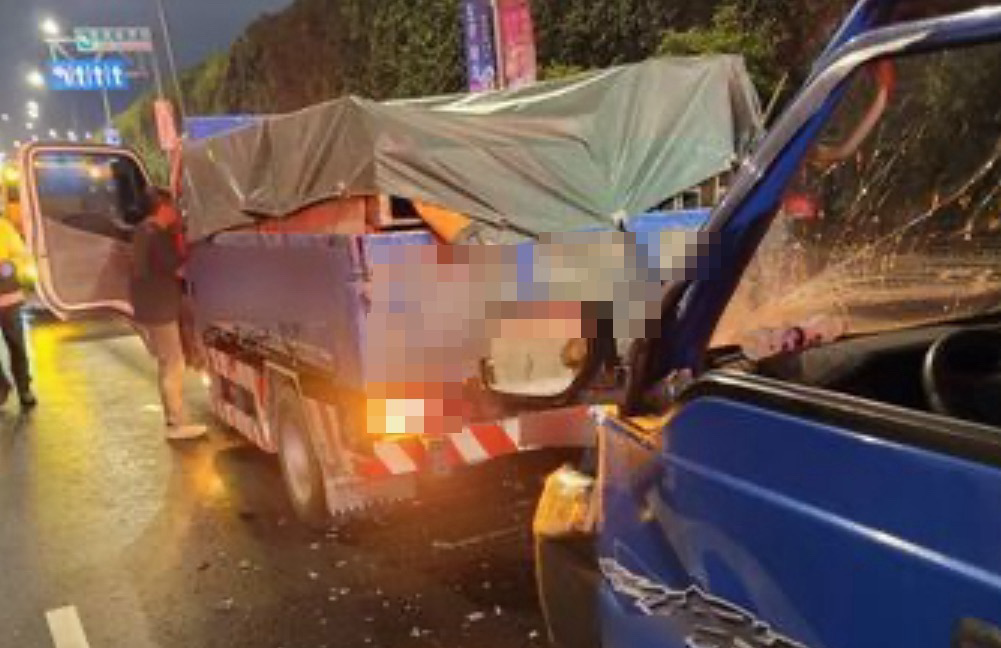新北市中和傍晚發生一起貨車追撞車禍。（圖／翻攝畫面）