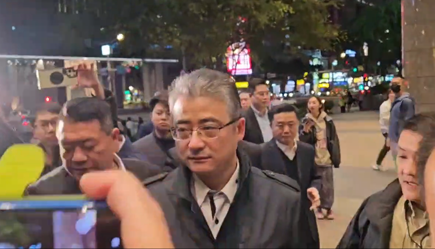 上海市台辦副主任李驍東13日現身晚宴現場外。（圖／中天新聞）