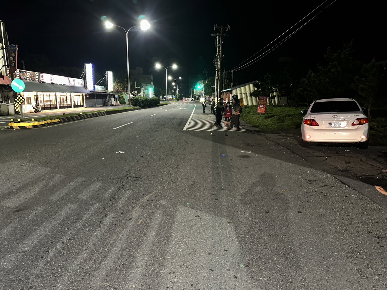 82歲蔡姓老翁準備過馬路站得太出來，先後遭兩名騎士撞上送醫不治。（圖／翻攝畫面）