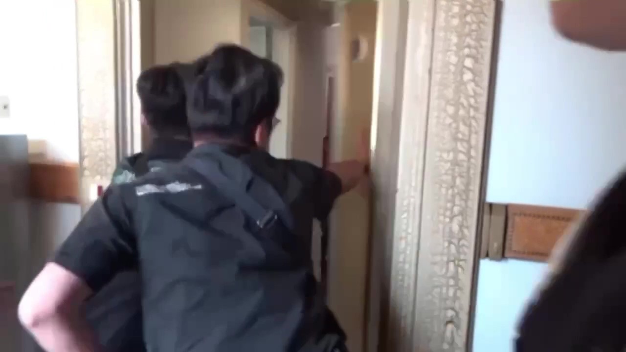 李男跑到中南部躲藏，在旅館被警方破門攻堅。（圖／翻攝畫面）