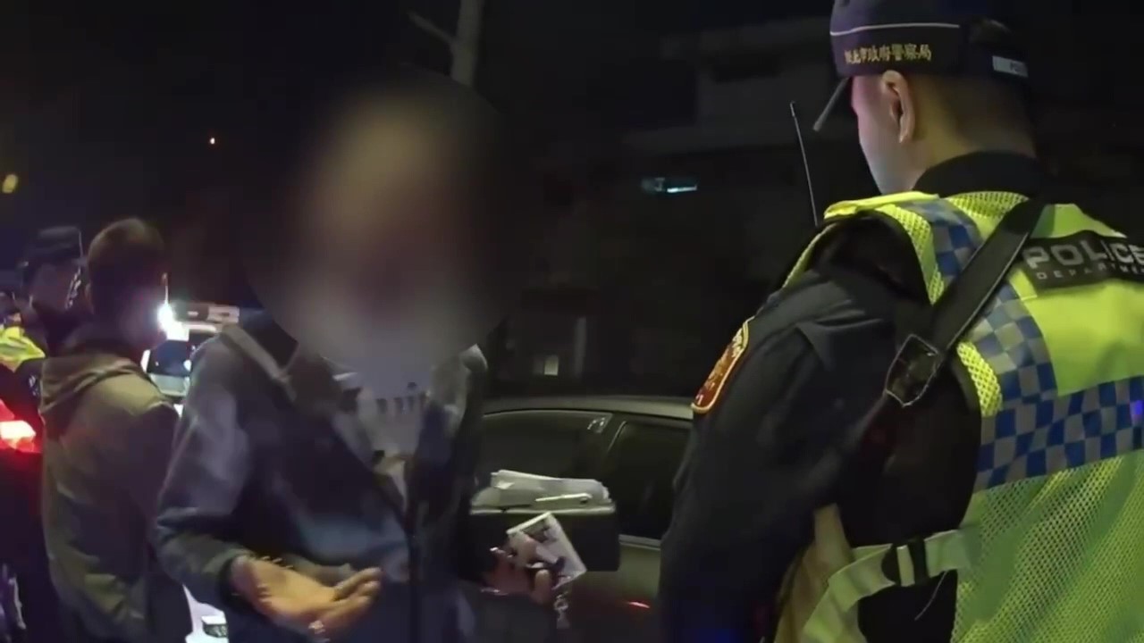 李男無照駕駛，態度囂張，頻對員警大小聲。（圖／翻攝畫面）