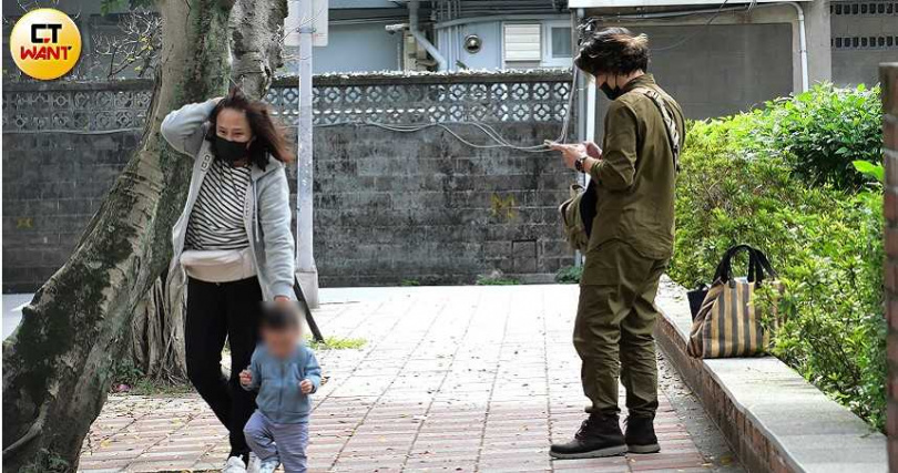 廖科溢忙著用手機處理事情,秦綾謙讓小孩在人行道上活動活動,很有默契分工。(圖/CTWANT)