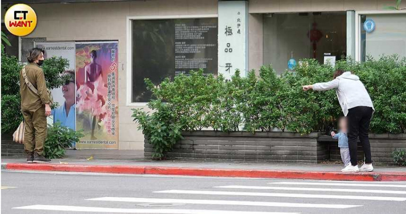走在前方的廖科溢轉頭等著後頭的秦綾謙與兒子跟上腳步。(圖/CTWANT)