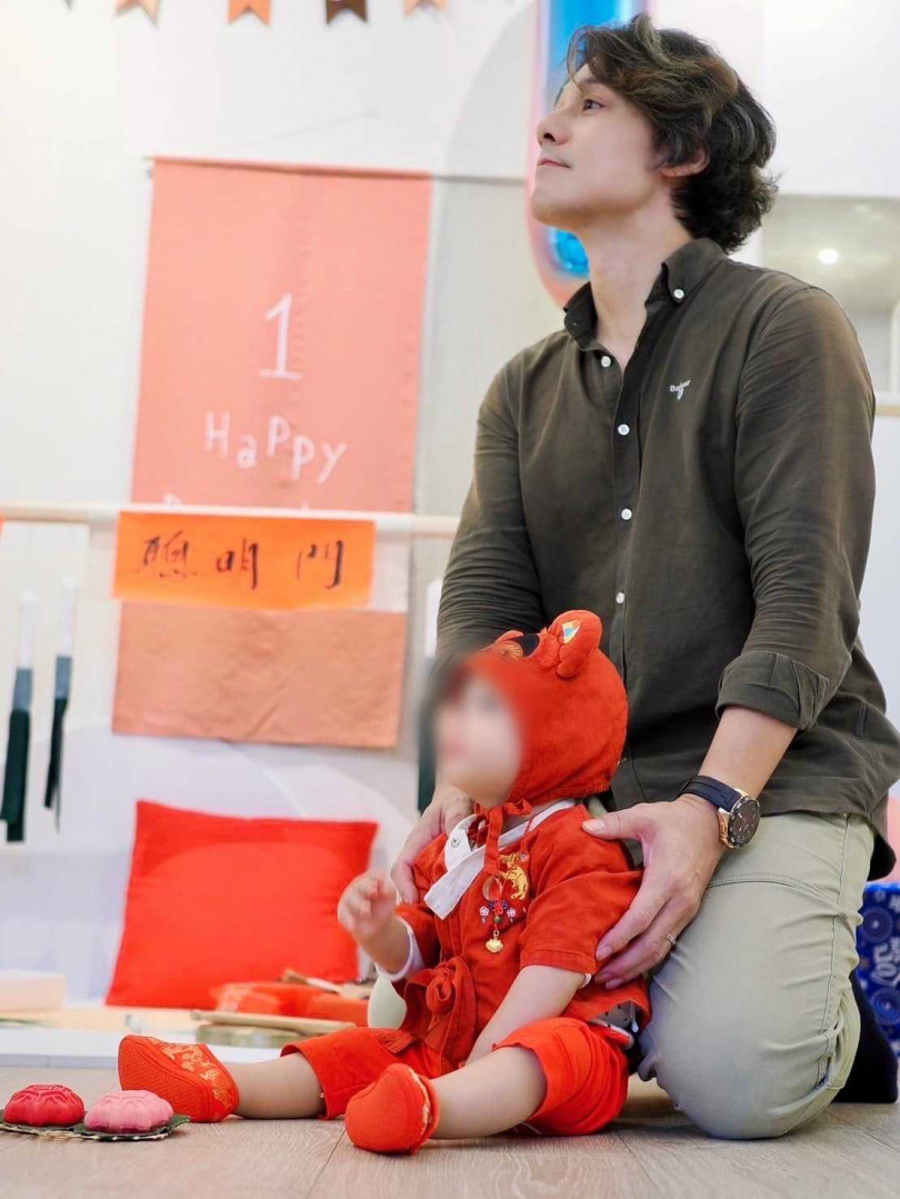 上月初廖科溢夫妻倆幫兒子慶祝周歲生日,兒子的長相完全複製他。(圖/翻攝自廖科溢臉書)