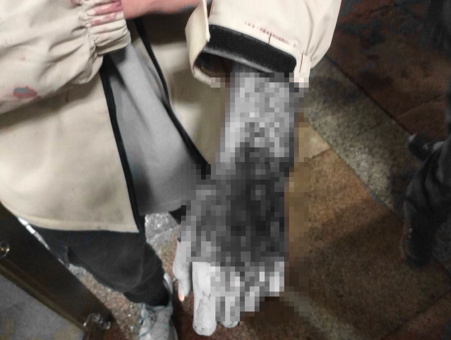 被害人劉男左手遭砍傷鮮血直流。（圖／翻攝畫面）