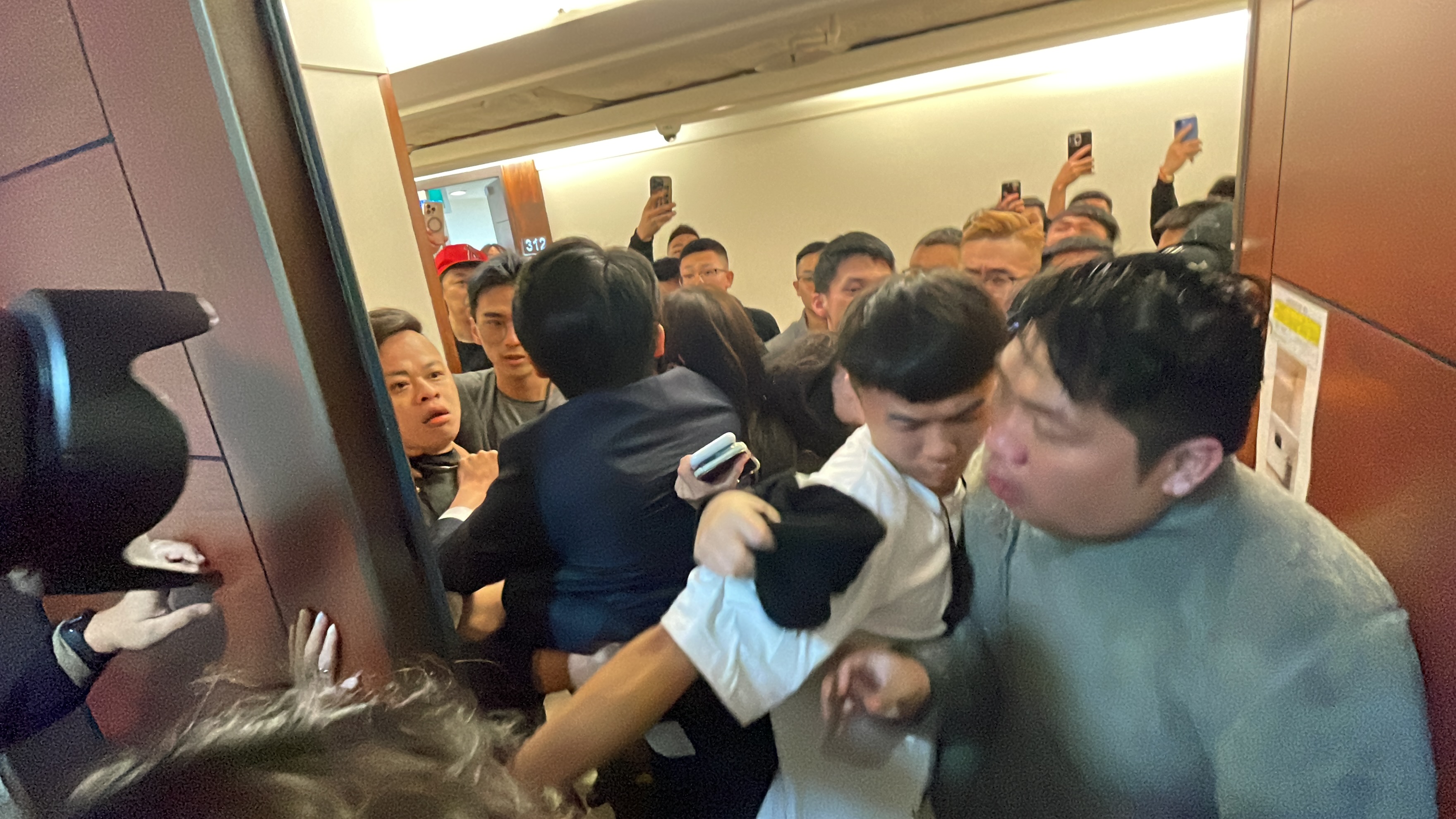 統神與疑似黑衣男子群起衝突。（圖／記者陳曉涵攝）