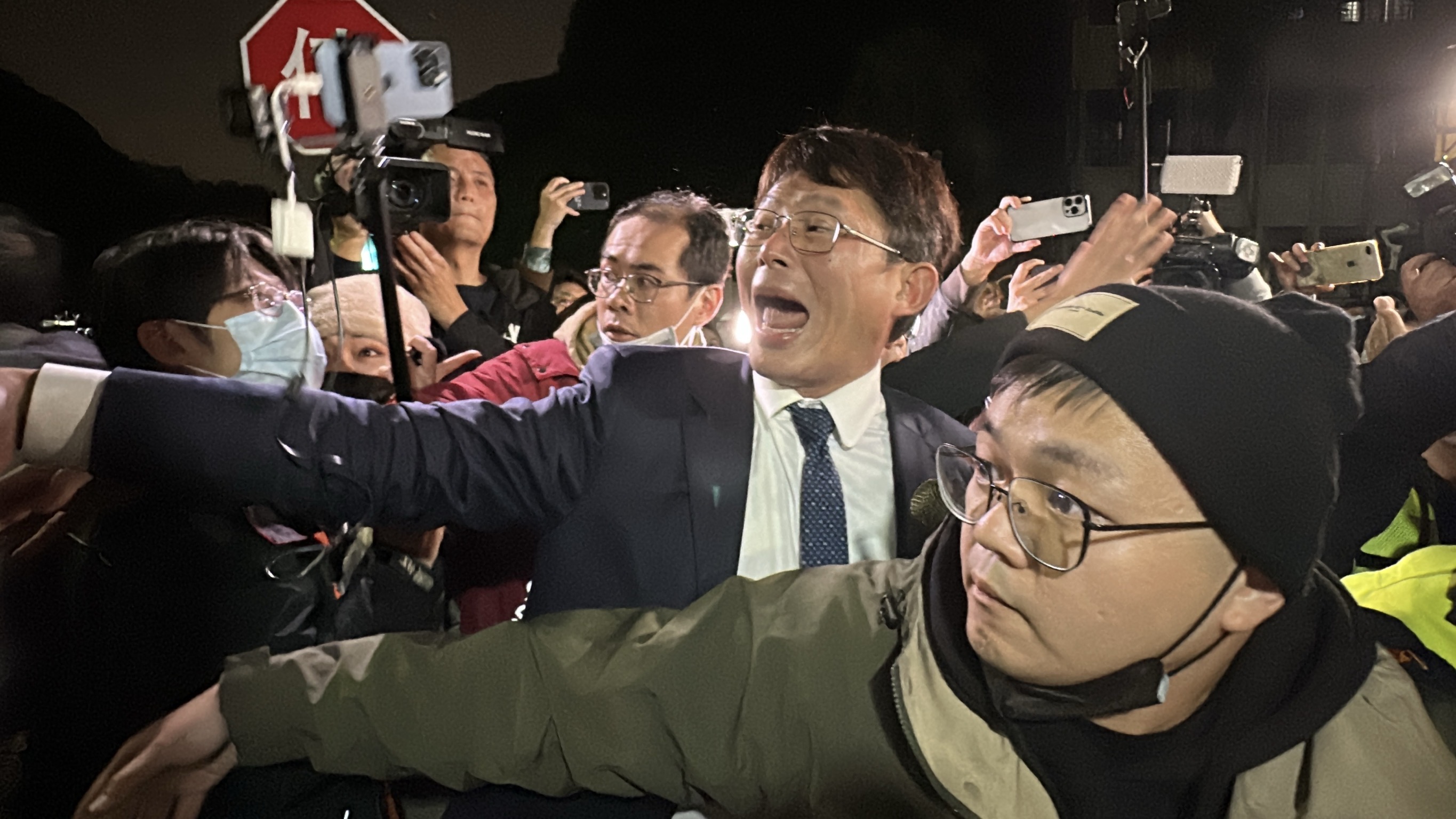 民眾黨立委黃國昌要求警方放民眾入場排隊旁聽。（圖／塗豐駿攝）