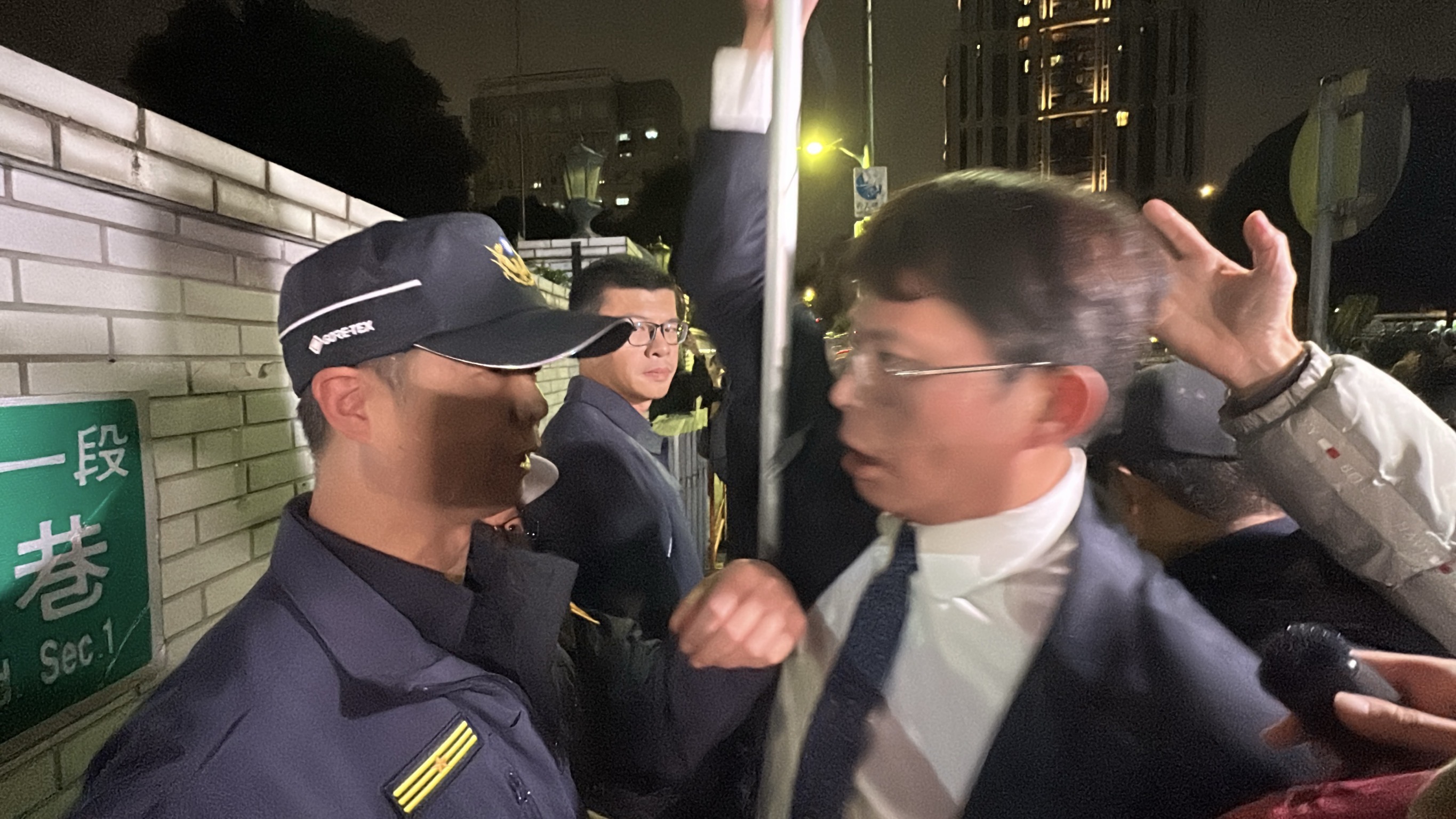 黃國昌怒嗆中正一分局長。（圖／塗豐駿攝）