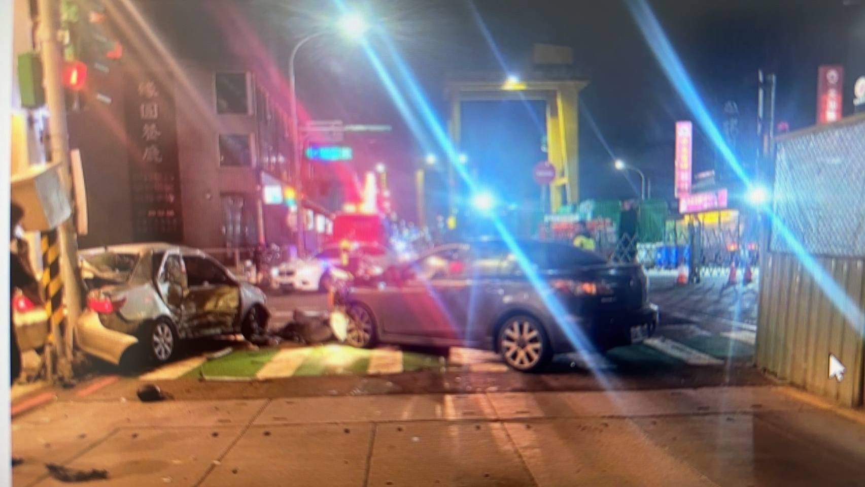 銀色轎車違規左轉，遭直行黑車撞上後又撞上路燈。（圖／翻攝畫面）