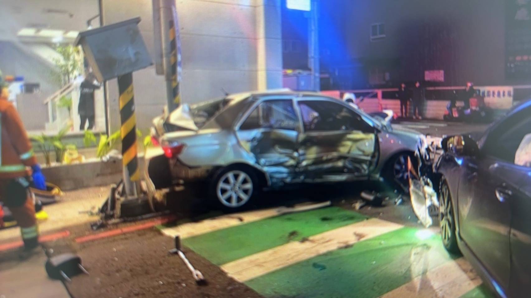 陳男的銀車遭攔腰撞上，車身被撞凹扭曲變形。（圖／翻攝畫面）