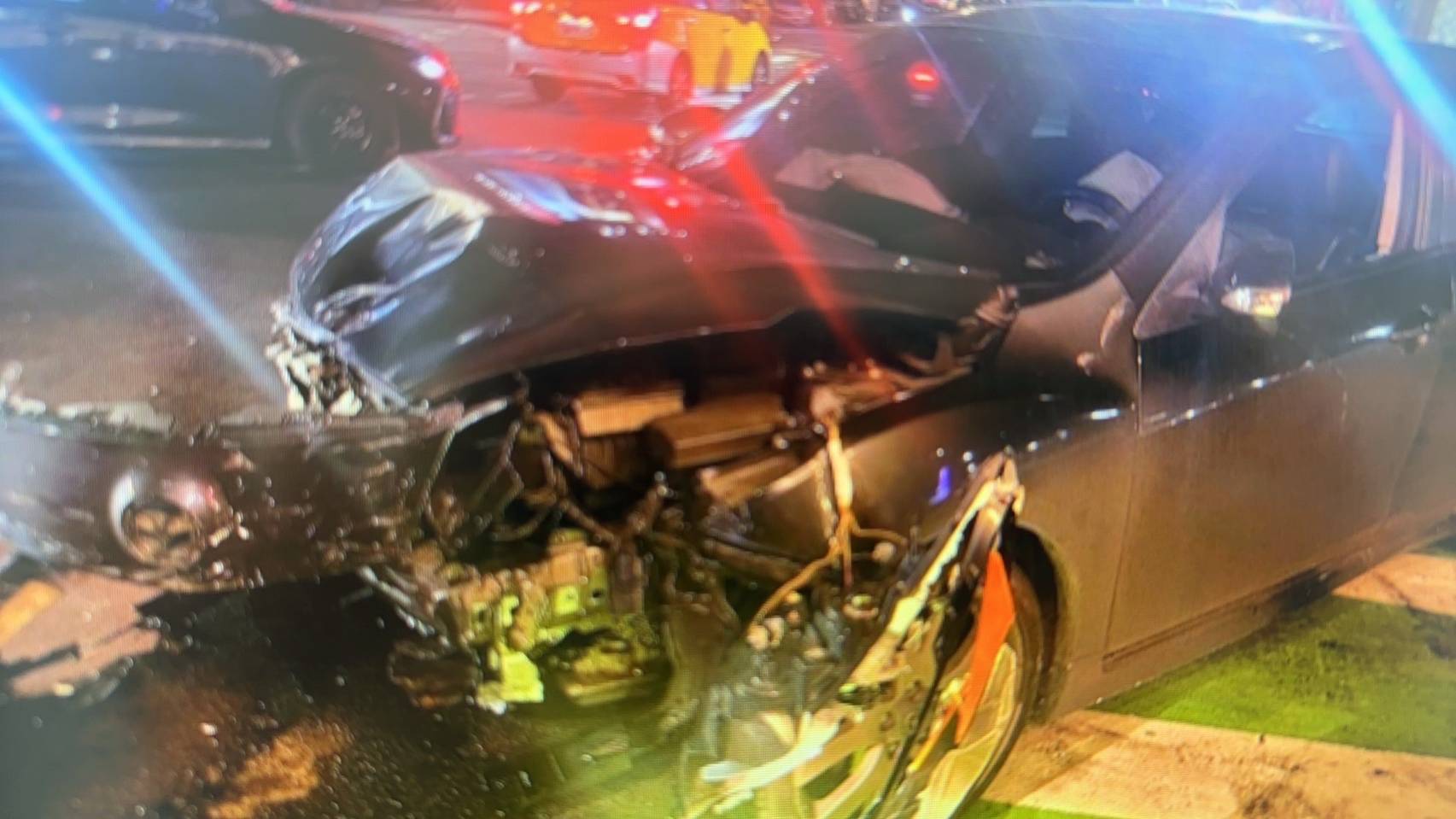 郭男車頭嚴重損毀，露出引擎蓋內部機件。（圖／翻攝畫面）