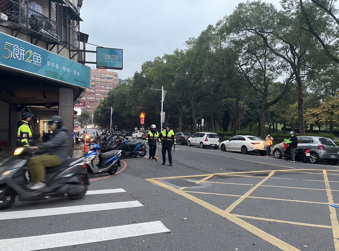 警方到場處理交通事故。（圖／讀者提供）