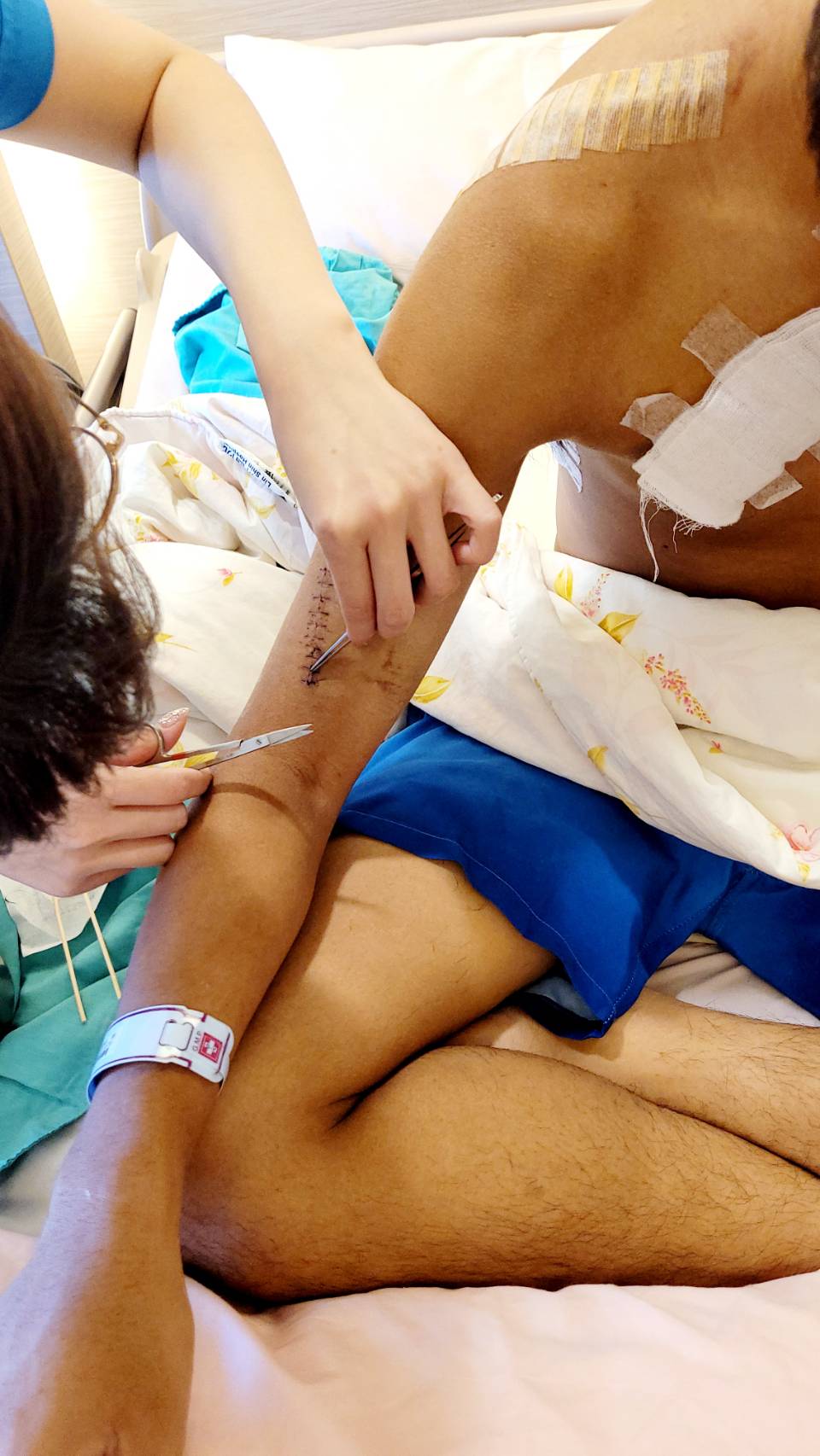 17歲高中生被連砍3刀才逃離,現在有點憂鬱的狀況,看到照片也會害怕。(圖/呂父提供)