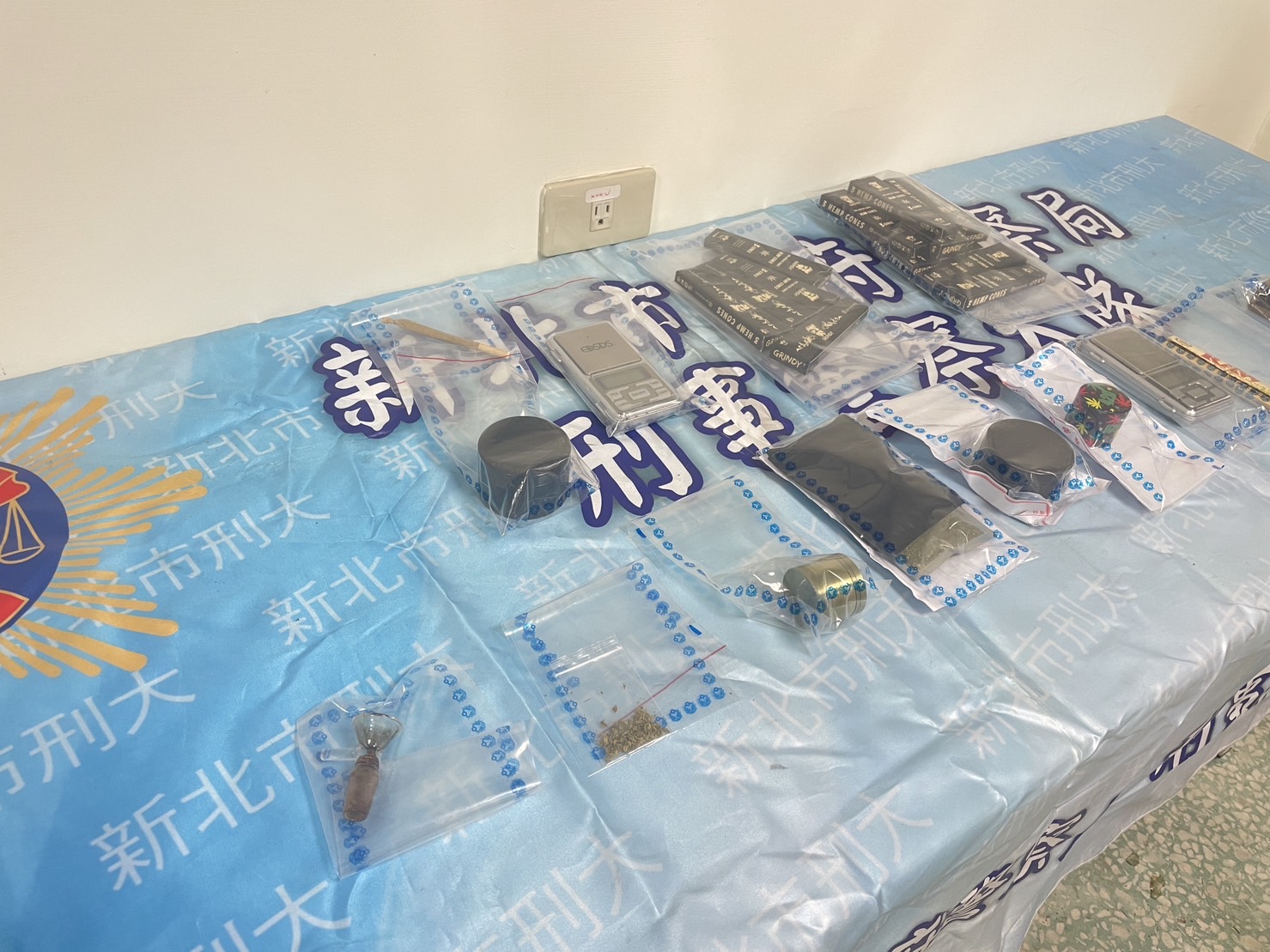 Toyz看到警方查獲的證物,斷言Joeman在台灣一定有吸大麻。(圖/新北市刑大提供)