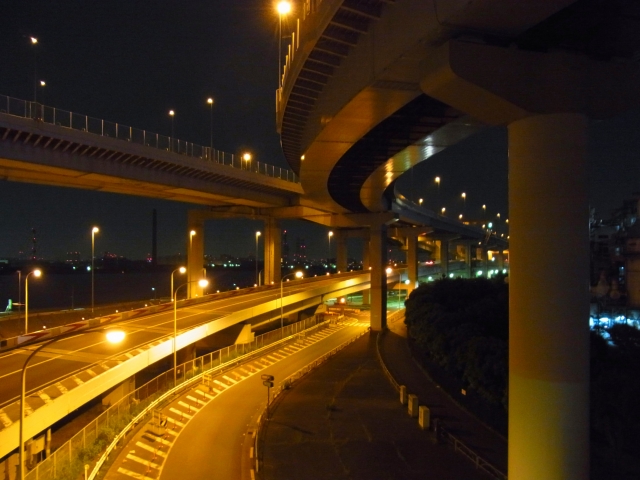 日本一名老婦人突然出現在高速公路上,遭車子高速撞擊。(示意圖/photo.AC)