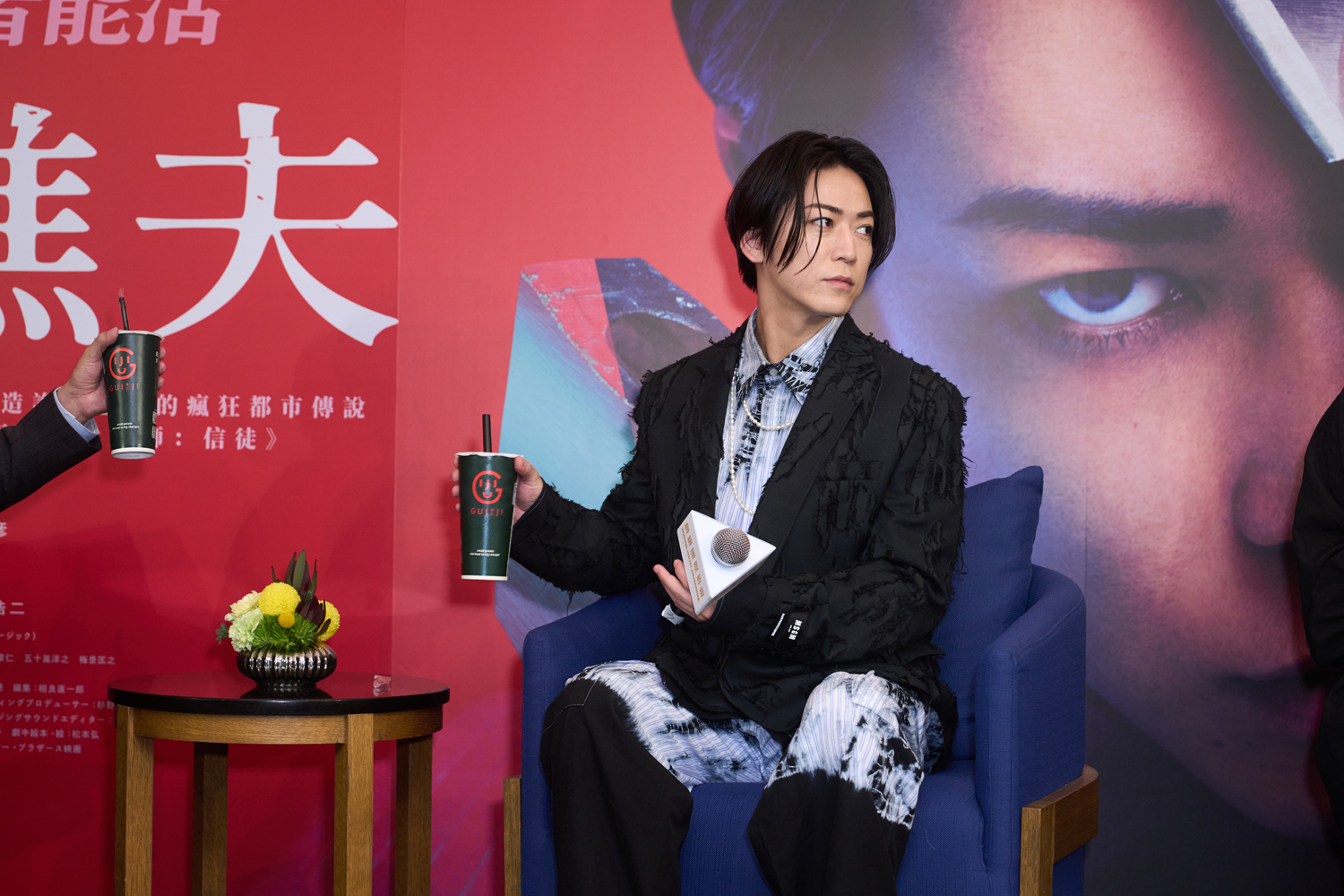 龜梨和也不停品嘗珍奶。(圖／網銀國際影視提供)