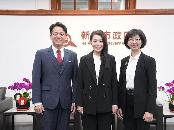 新竹市長高虹安(中)和副市長邱臣遠(左)合影。(圖/新竹市府提供)