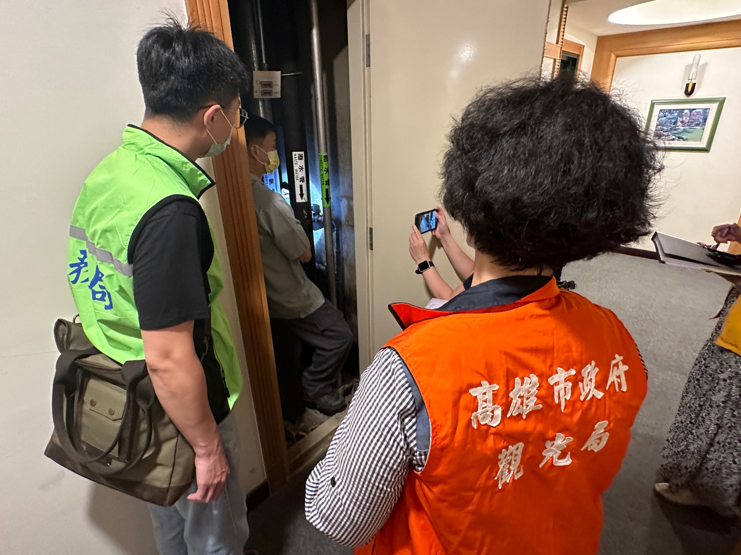 指揮官指示現場人員執行非法旅宿斷水斷電。（圖／民眾提供）