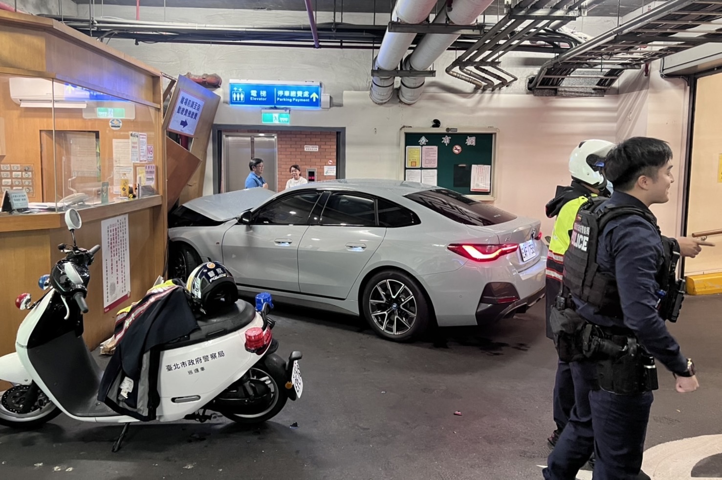 BMW電動車失控衝撞停車場收費亭。(圖/翻攝畫面)