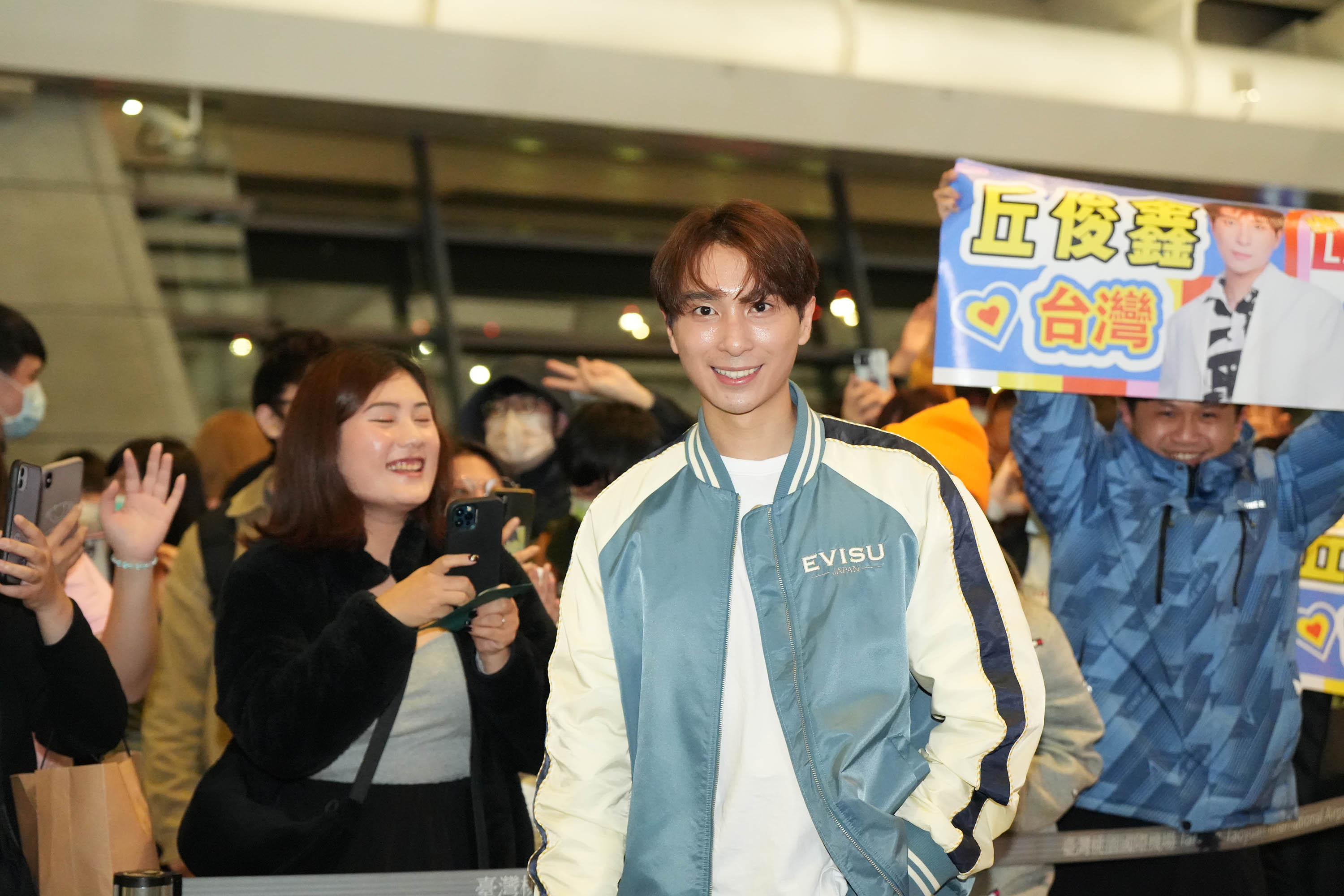 丘俊鑫來台鐵粉迎接送上卡片、點心。(圖/赤龍國際 提供)