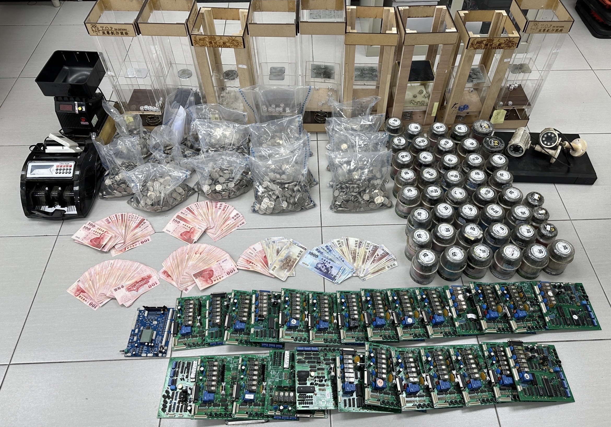 警方查扣機台IC版及現金等證物。(圖/翻攝畫面)