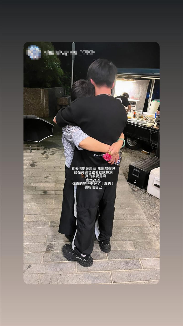 Toyz的友人PO出Toyz和母親先前相擁畫面。（圖／翻攝自Toyz IG）