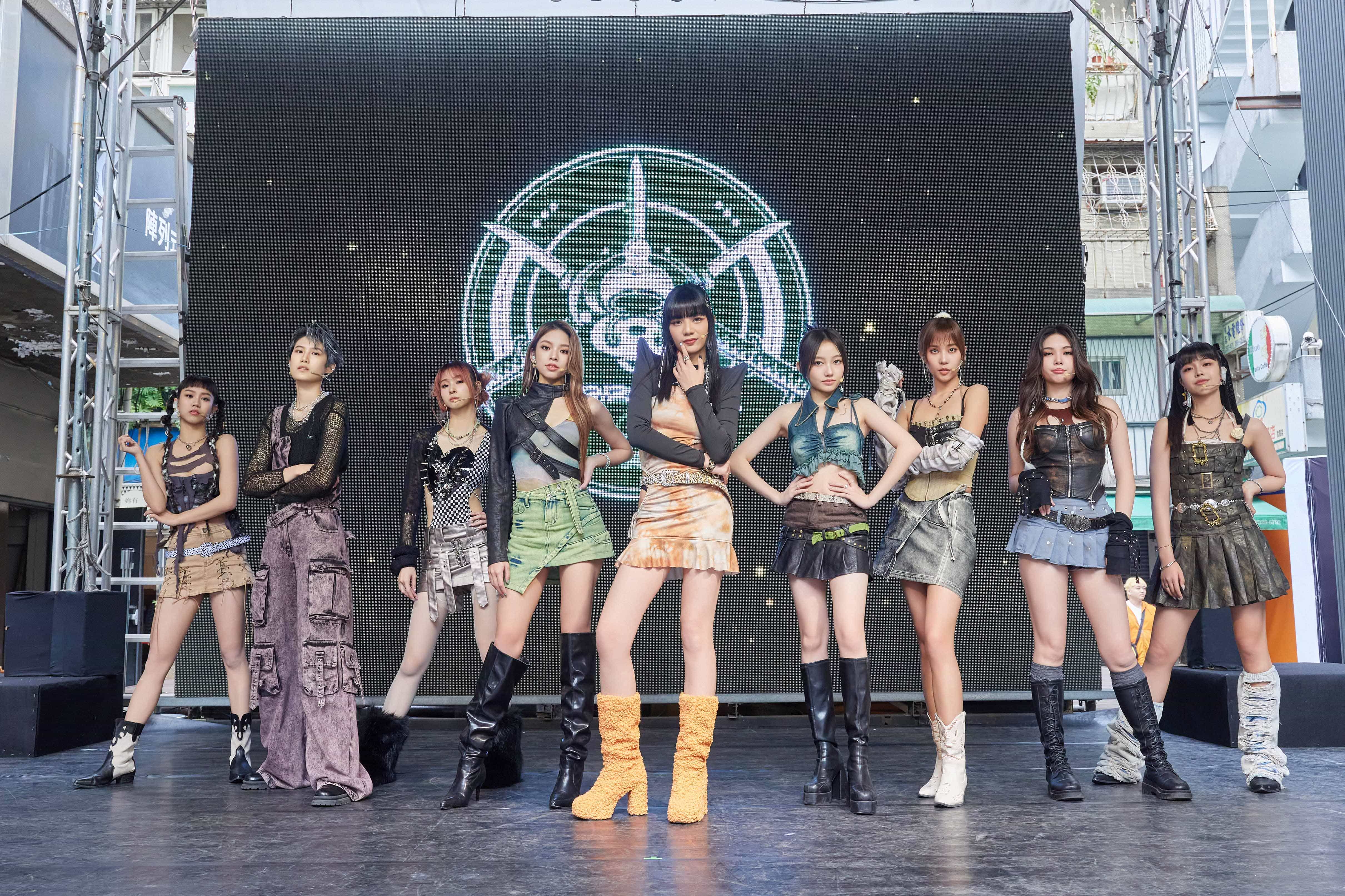 babyMINT成員左起：言菱、Vikky、品妡、丞妘、栩栩、粼粼、熙妍、萩璇與師兄FEniX。（圖／華研國際 提供）