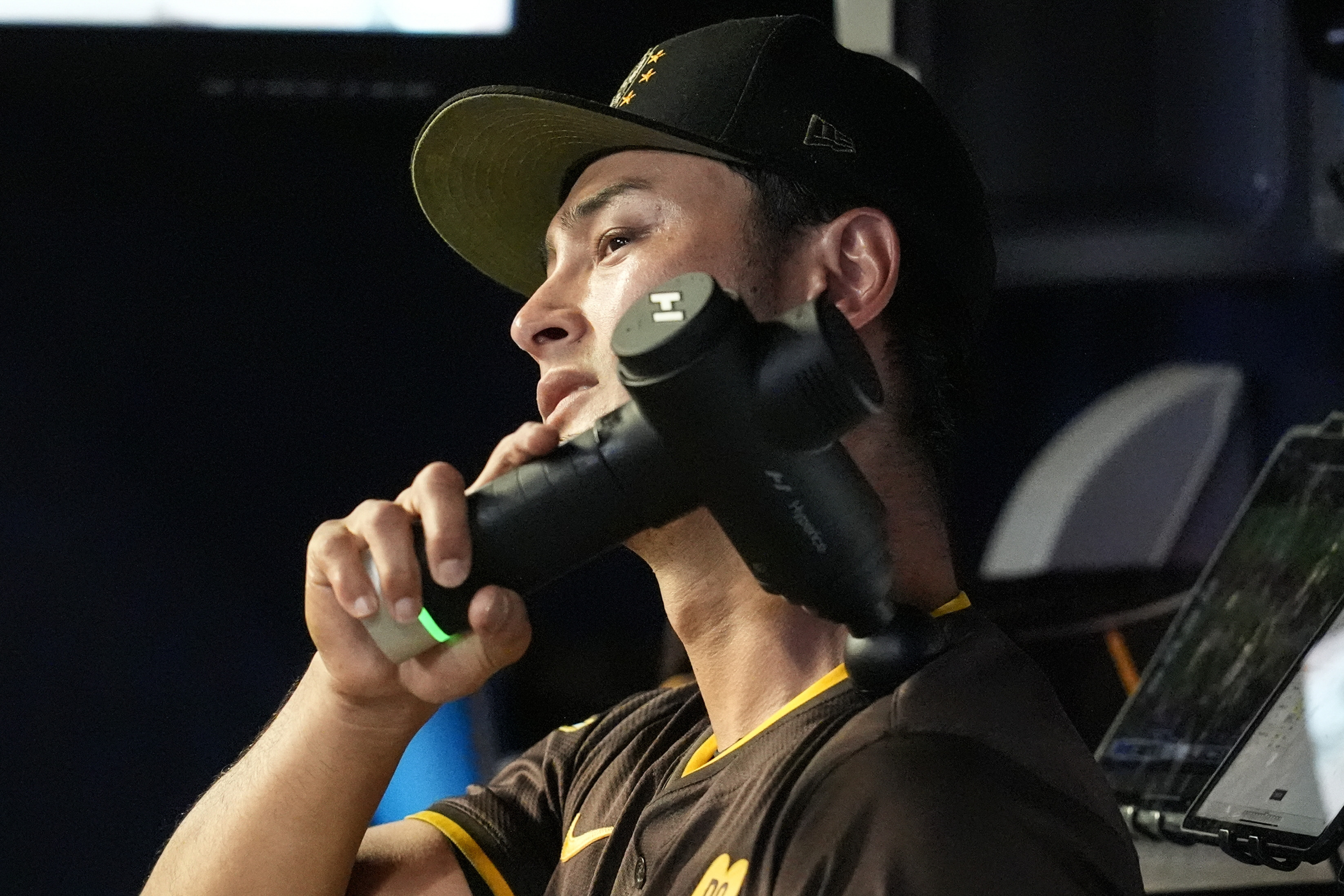 達比修7局時按摩紓緩肩膀。(圖/美聯社)
