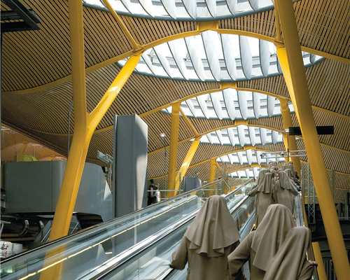 The layout of the arrivals hall creates clear and separate routes to the various modes of ground transportation, giving equal weight to public and private transport. 
