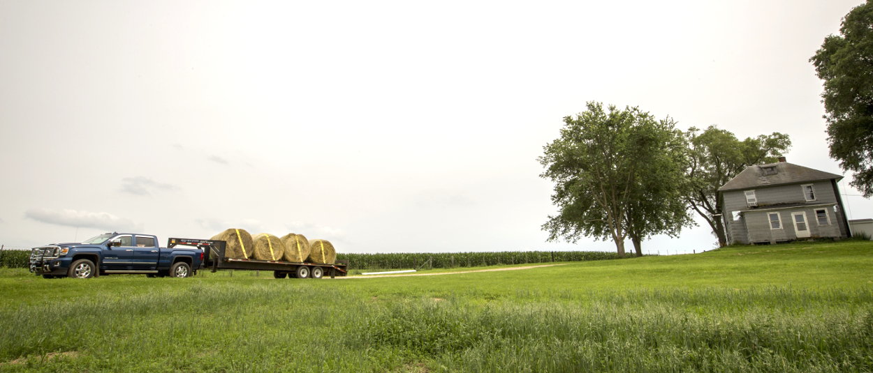 Farm truck towing flatbed trailer with CURT gooseneck hitch Farm truck towing flatbed trailer with CURT gooseneck hitch