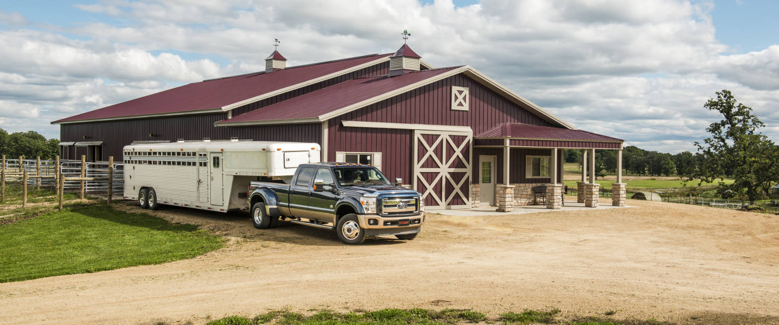 How do you hook up a gooseneck horse trailer?