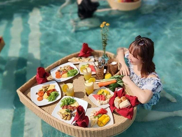 バリ島｜フローティングブレックファースト／ブランチで忘れられない一