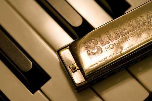 image of harmonica