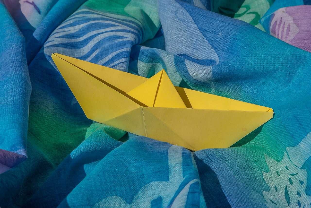 Paper boat image classifcation dataset for machine learning