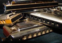 image of harmonica