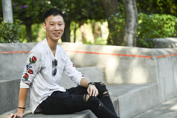 楊承學是英國數學奧林匹克前百強，在學期間熱衷於各類體育競賽。允文允武的他從小就念國際學校，他說NYUAD比一般國外大學更小班制、國際化，教授和同學感情也較好。