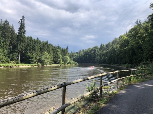 Z Hluboké nad Vltavou do obce Purkarec
