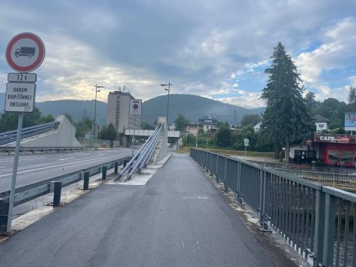 K nádraží v Banské Bystrici podél řeky Hron