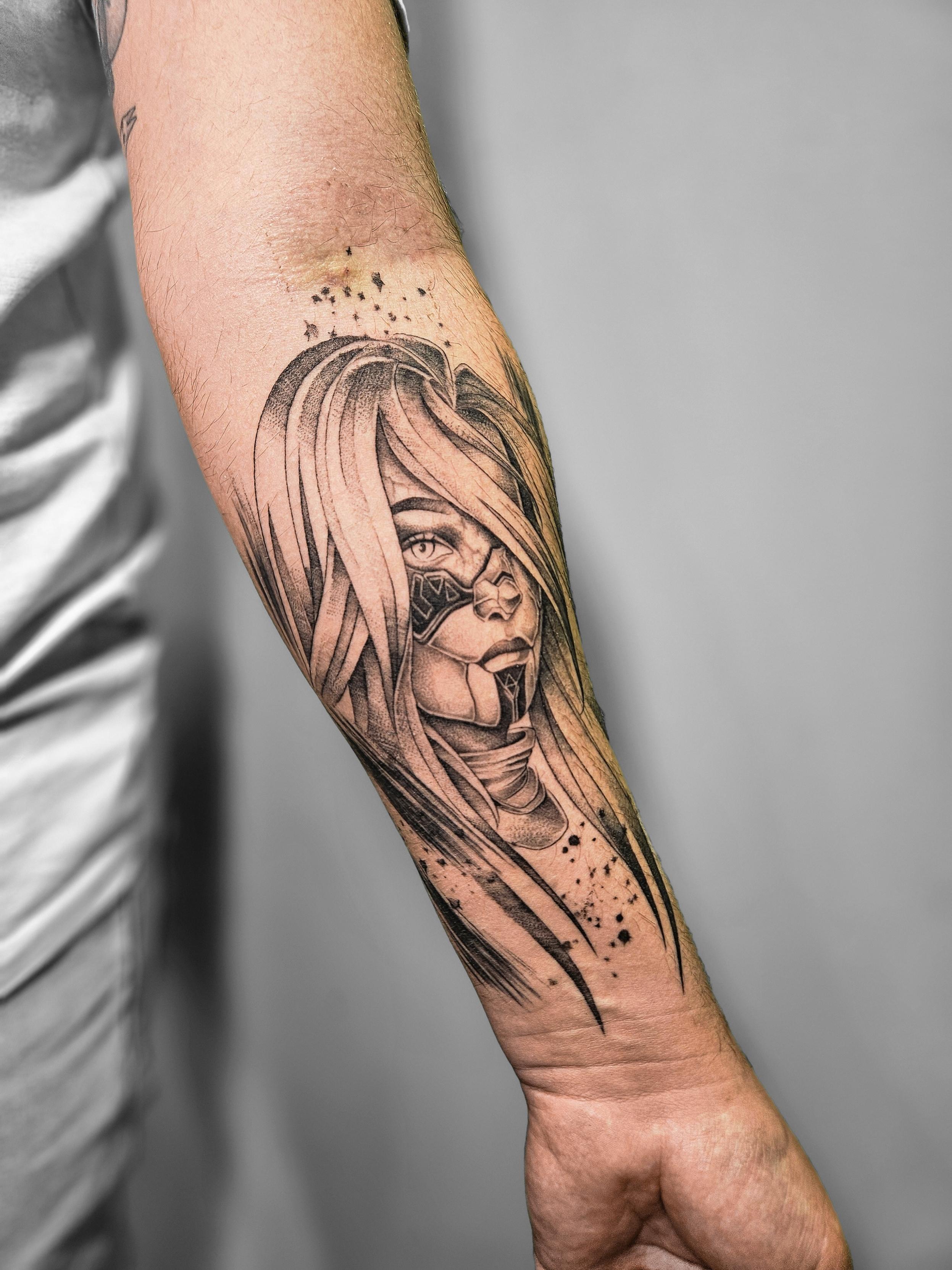 Ce tatouage représente le portrait réaliste d'une femme au style mystique et envoûtant, réalisé dans un style blackwork avec…