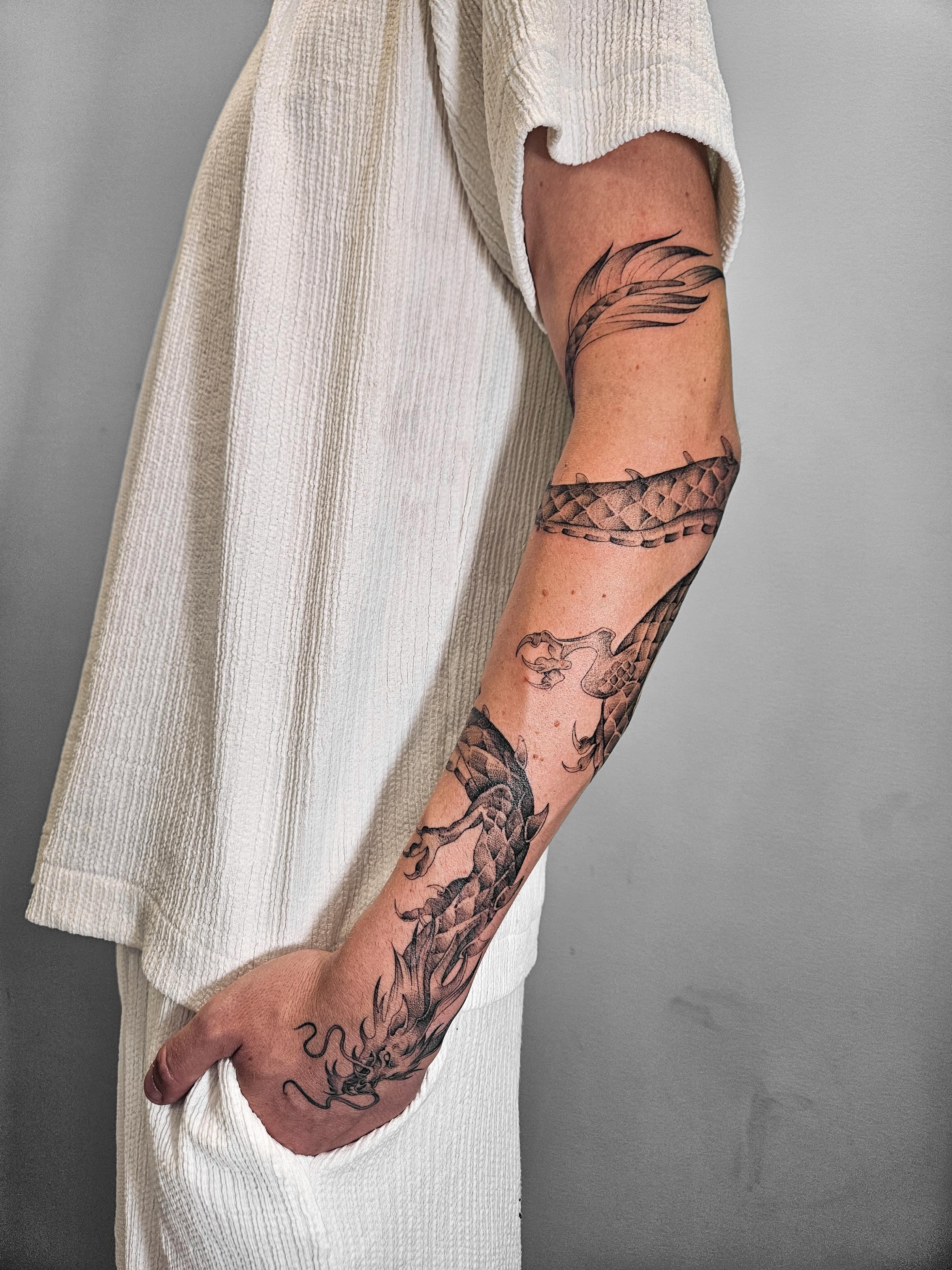 Ce tatouage présente une composition élégante de serpents réalisée dans un style blackwork fin et détaillé. L'œuvre s'étend…